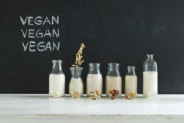 La leche de avena sería una opción 100% vegana. Foto: WestEnd61 / Getty Images.