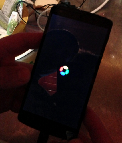 Nexus 5 photographed in a bar: LG G2 to the core