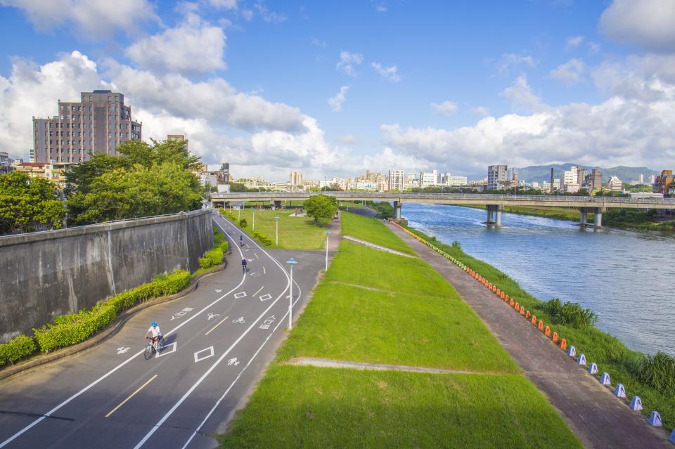 基隆河周邊河岸綠地改造成一座座河濱公園，並設置左岸與右岸自行車道。圖/台北市政府全球資訊網 