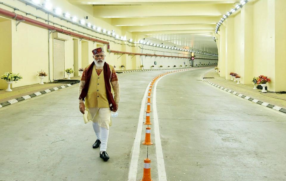 El primer ministro de la India, Shri Narendra Modi, durante la inauguración del túnel de autopista más largo del mundo, en Manali, Himachal Pradesh en octubre de 2020. <a href="https://www.shutterstock.com/es/image-photo/prime-minister-shri-narendra-modi-dedicates-1966996447" rel="nofollow noopener" target="_blank" data-ylk="slk:Shutterstock / YashSD;elm:context_link;itc:0;sec:content-canvas" class="link ">Shutterstock / YashSD</a>