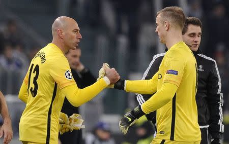 Football Soccer- Juventus v Manchester City - UEFA Champions League Group Stage - Group D - Juventus stadium, Turin, Italy - 25/11/15 Manchester City's goalkeeper Joe Hart (R) is replaced by Willy Caballero. Reuters/Giorgio Perottino