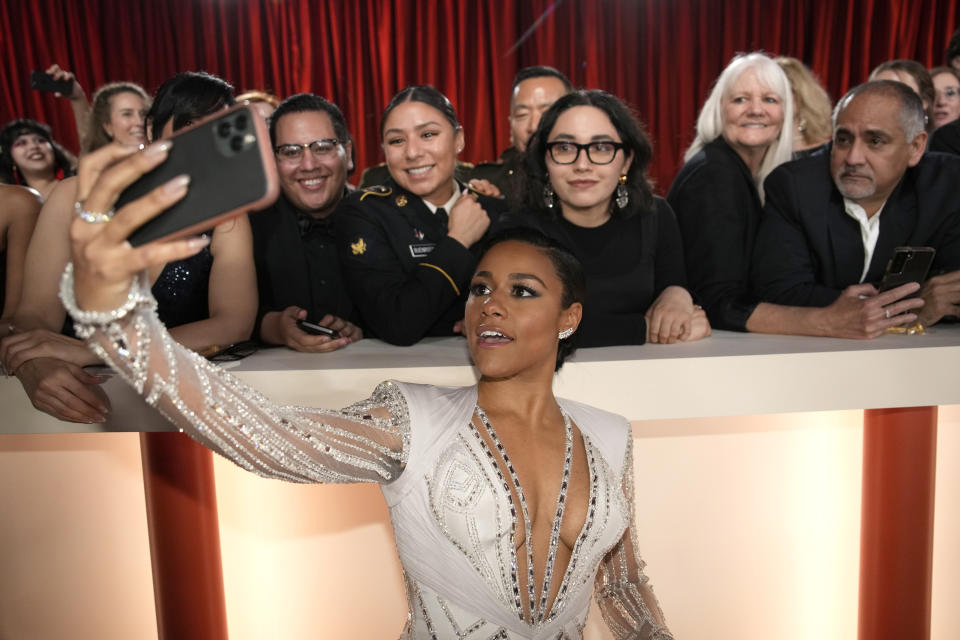 Ariana DeBose se toma una selfie con fans en los Oscar el domingo 12 de marzo de 2023 en el Teatro Dolby en Los Angeles. (Foto AP/John Locher)