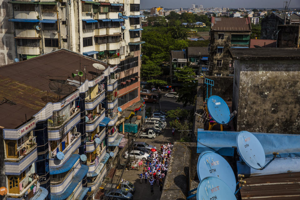 Un grupo de personas sale de su vecindario para unirse a las protestas en Rangún, Birmania, el 12 de febrero de 2021. (The New York Times)