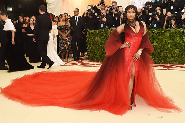 <p>El vestido rojo de Oscar de la Renta con el que la cantante de Trinidad y Tobago conquistó la alfombra roja. Su propósito, según la revista <em><a rel="nofollow noopener" href="http://time.com/5268800/nicki-minaj-met-gala-2018-dress-photos-new-album-release-date/" target="_blank" data-ylk="slk:Time;elm:context_link;itc:0;sec:content-canvas" class="link ">Time</a></em> era representar el lado más pecador del tema de la noche, Cuerpos Celestiales: La Moda y la Imaginación Católica. Foto: Jamie McCarthy/Getty Images. </p>