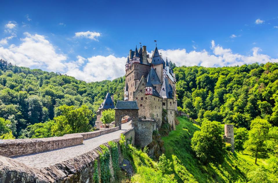 In vergangene Zeiten reisen - das kann man bei einem Besuch der vielen Schlösser und Burgen in Deutschland. Von imposanten Ritterburgen bis hin zu traumhaften Märchenschlössern, wir zeigen Ihnen die schönsten Bauwerke in der Galerie. (Bild: iStock/sorincolac)