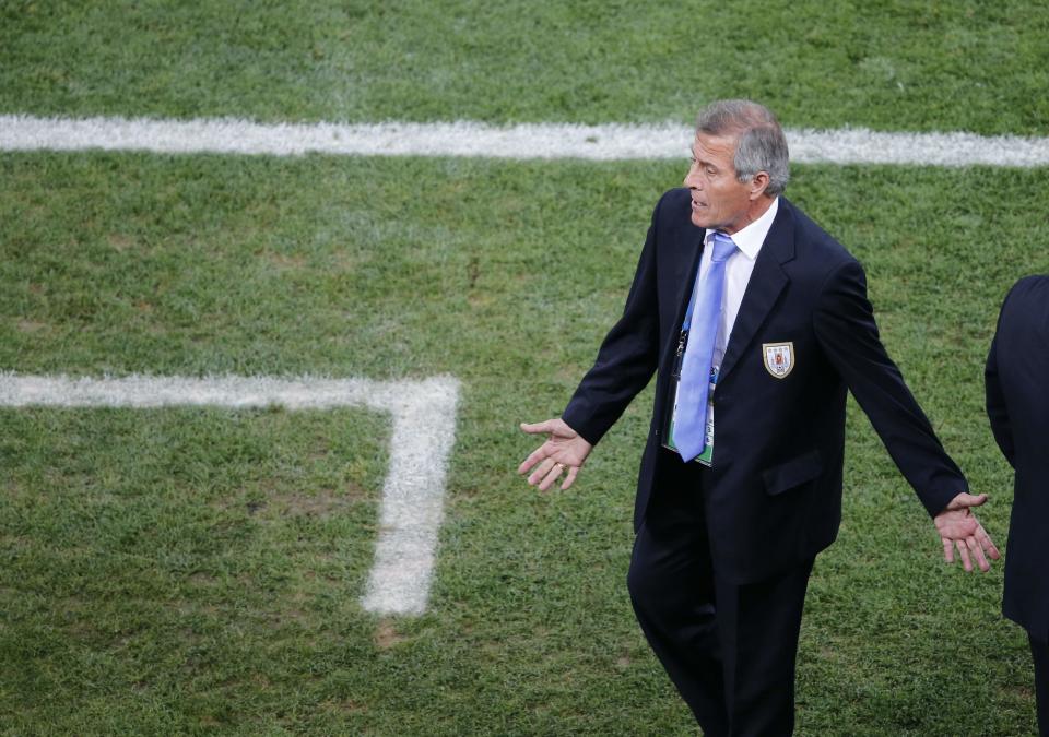 Uruguay's coach Tabarez reacts during their 2014 World Cup Group D soccer match against England at the Corinthians arena in Sao Paulo