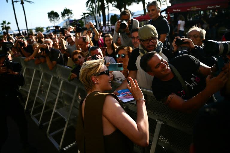 Greta Gerwig, presidenta del jurado del festival, se saca una selfie con un fan antes de la primera cena de preparación de las actividades