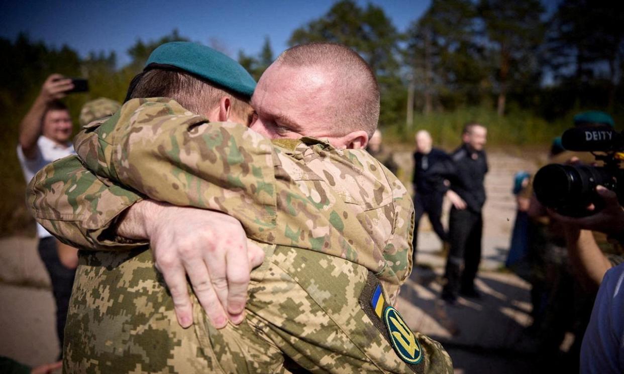 <span>The exchange took place at an undisclosed location in Ukraine. The number of captives exchanged through UAE mediation is now 1,994.</span><span>Photograph: Ukrainian Presidential Press Service/Reuters</span>