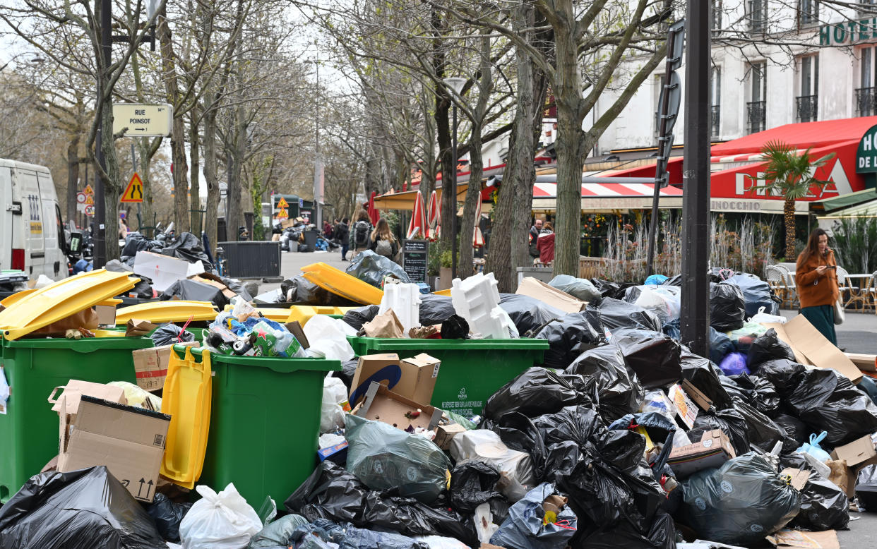 La basura se acumula en las calles de París por la huelga de los trabajadores de limpieza. (Photo by Mustafa Yalcin/Anadolu Agency via Getty Images)