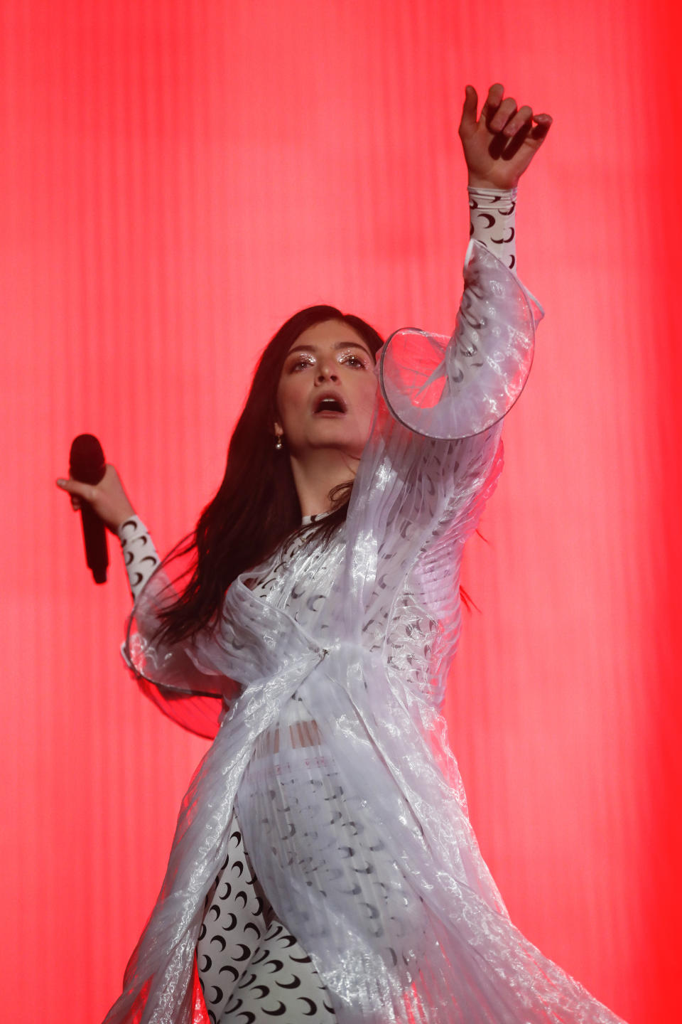 La cantautora neozelandesa Lorde durante su concierto en el festival Corona Capital en la Ciudad de México el sábado 17 de noviembre de 2018. (Foto AP/Eduardo Verdugo)