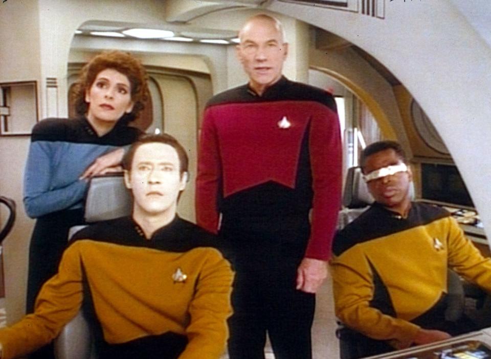 Als Counselor Deanna Troi stand Marina Sirtis Captain Picard (Patrick Stewart, Zweiter von rechts), Data (Brent Spiner, links), Geordi (LeVar Burton) und dem Rest der Crew als psychologische Beraterin zur Seite. (Bild: kabel eins / Paramount Pictures)