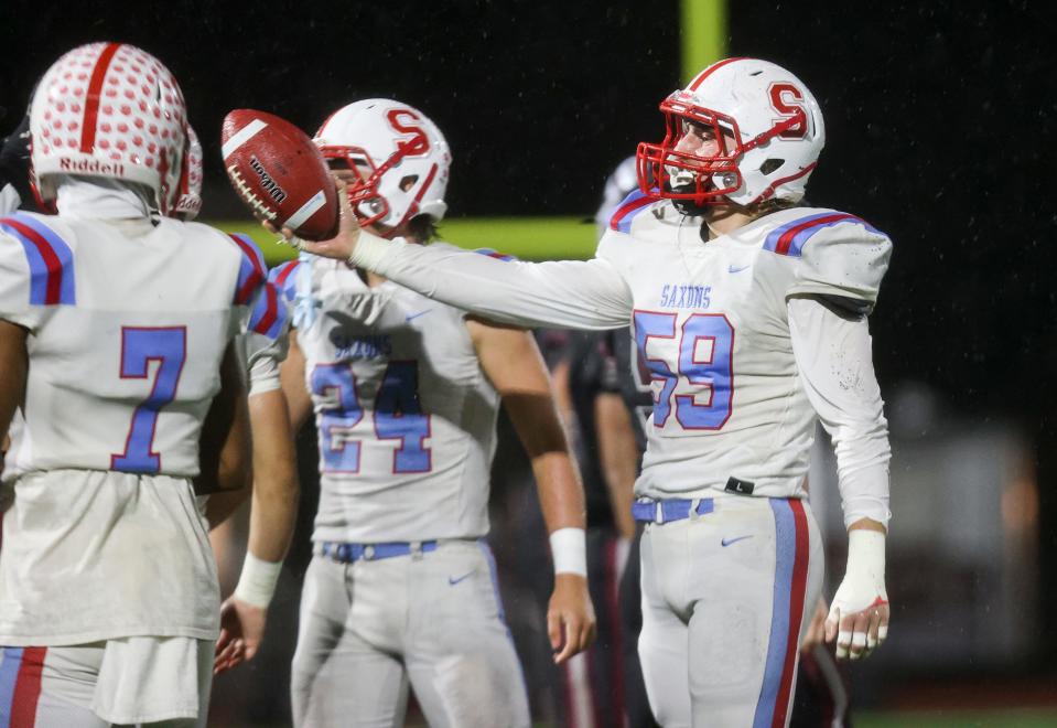 Trevor Goldman (59) de South Salem reacciona a un balón suelto recuperado contra Sherwood durante el primer cuarto del juego estatal de playoffs 6A en Sherwood High School en Sherwood, Oregon, el viernes 4 de noviembre de 2022.