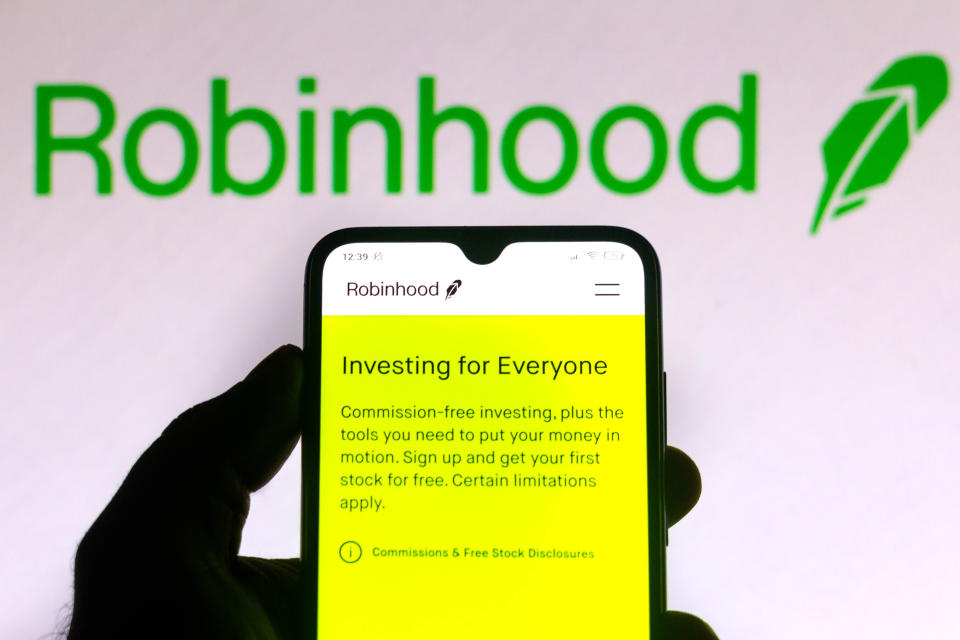 BRAZIL - 2021/03/30: In this photo illustration the Robinhood Markets logo is seen displayed on a smartphone and a pc screen. (Photo Illustration by Rafael Henrique/SOPA Images/LightRocket via Getty Images)