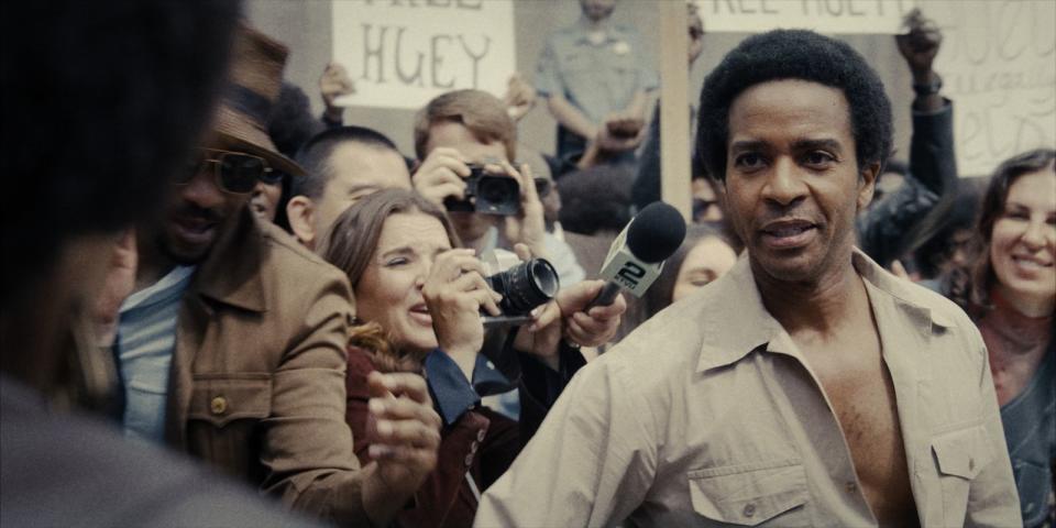 Huey P. Newton (André Holland) stand nicht nur als Gründer der Black Panther-Bewegung im Fokus der Medien. (Bild: Apple TV+)