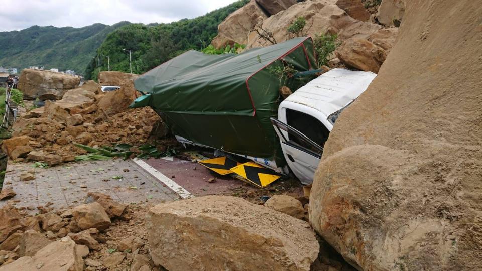 基隆八斗子潮境公園今（6/3）驚傳山崩，多輛車子受損，甚至翻覆。翻攝「基隆人日常」臉書