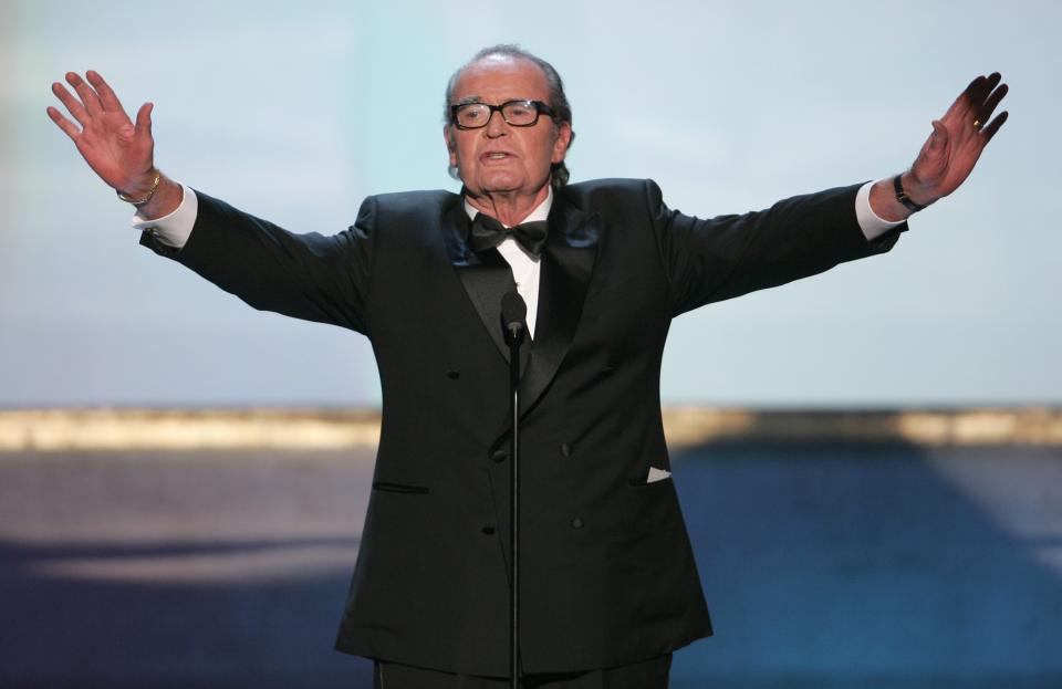 Actor James Garner holds out his arms at the 11th annual Screen Actors Guild awards at the Shrine Auditorium in Los Angeles in this February 5, 2005 file photo. Garner, best known for his prime-time television roles as the wisecracking frontier gambler on "Maverick" and as an ex-con turned private eye on "The Rockford Files," has died at age 86, the celebrity news website TMZ reported on July 20, 2014. REUTERS/Lucy Nicholson/Files (UNITED STATES - Tags: ENTERTAINMENT PROFILE OBITUARY)