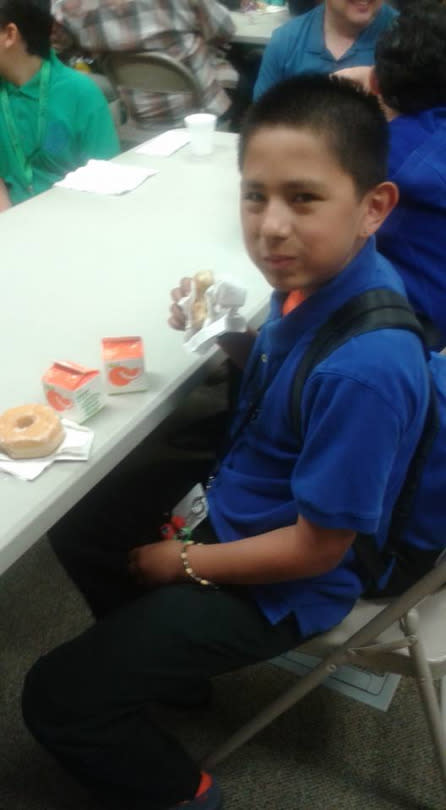 Elijah le comentó a su mamá que aquella mañana en su escuela, la Sue Crouch Intermediate School de Texas, se celebraría un evento llamado Donuts with Dad, el cual consiste en un desayuno solo para padres e hijos.