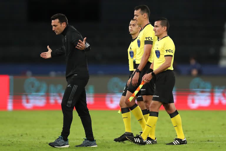 Scaloni se indignó con el estado del campo de juego ante Chile