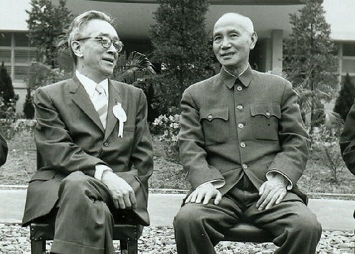 蔣介石視胡適為「諍友」，但也曾氣到在日記裡大罵胡為「妄人。」（1958年臺北，胡適、蔣介石合照／維基百科）