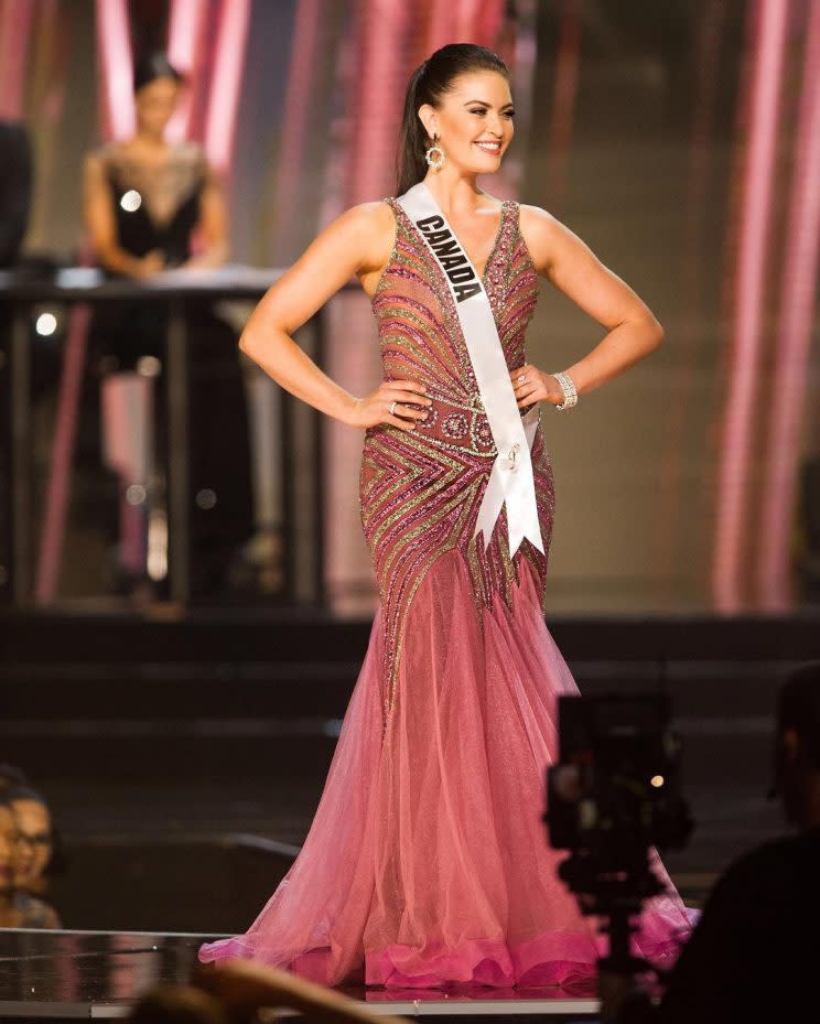 Miss Canadá Siera Bearchell logró entrar al grupo de las 13 semifinalistas y luego al de las 9