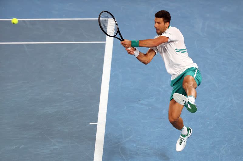 El serbio Novak Djokovic en acción durante su partido contra el canadiense Milos Raonic.
