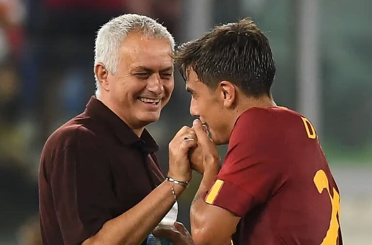 Mourinho y Dybala, con buena relación en Roma