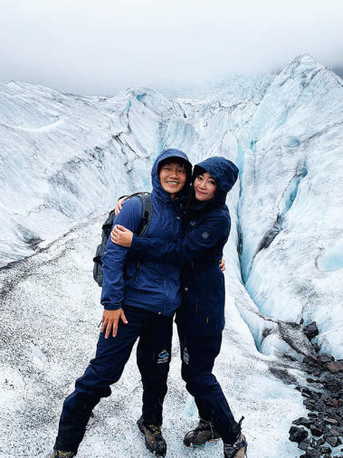 夫妻倆體驗冰島健行，欣賞壯麗景觀。
