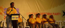 Reform Party chief Kenneth Jeyaretnam addresses the crowd who turned up for his team's first election rally on Thursday, 28 April. (Yahoo! photo/ Ewen Boey)