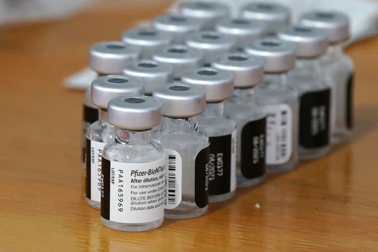 Pfizer comenzará un nuevo ensayo clínico con una vacuna mejorada para atacar la variante ómicron del coronavirus.