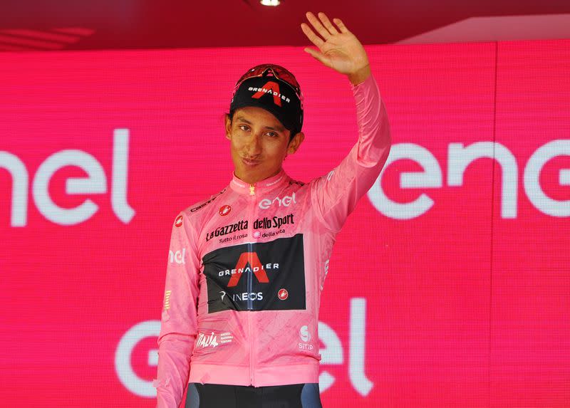 Foto de archivo. El ciclista colombiano Egan Bernal saluda desde el podio después de ganar el Giro de Italia en Milán, Italia, 30 de mayo, 2021. REUTERS/Jennifer Lorenzini