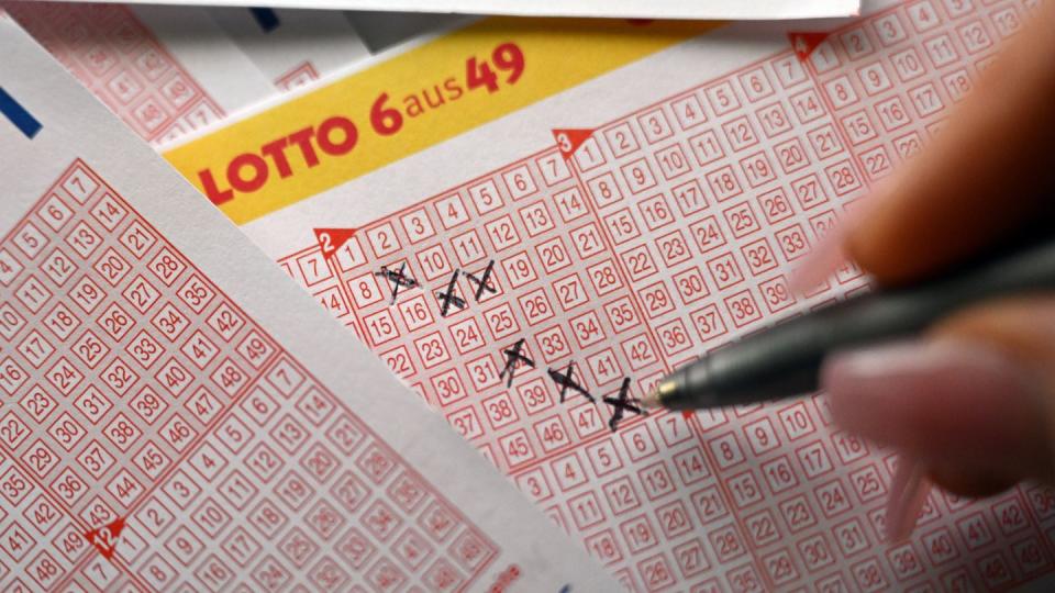 Es muss doch möglich sein, im Lotto zu gewinnen. Das denken viele - und versuchen es. (Bild: dpa)