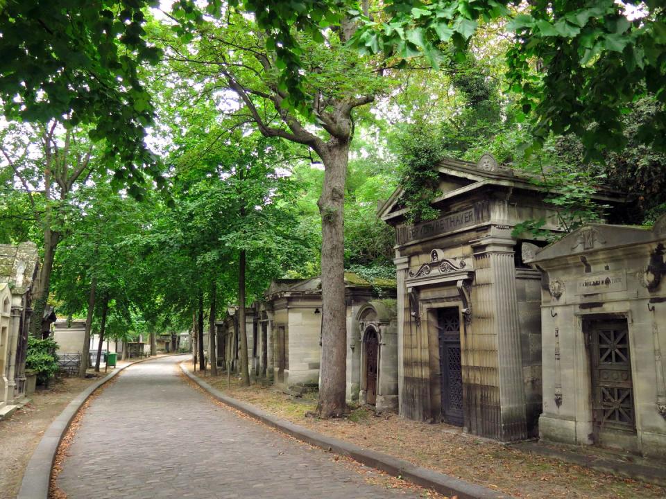 alley of pere lachaise cemetery