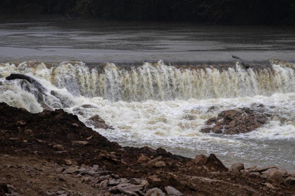 Environmental and federal groups have teamed up to remove Green River Lock and Dam No. 5 in Butler County, Ky.