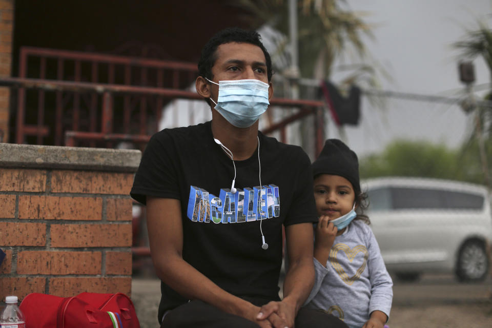 Carlos Enrique Linga Rivera y su hija Betti Noemí, de cinco años, hablan con la Associated Press en la iglesia de Nuestra Señora de Guadalupe en Mission, Texas, el 28 de marzo del 2021. Linga fue autorizado a permanecer en EEUU tras cruzar la frontera ilegalmente con la niña. Dice que un temporal arrasó con su casa y que ya no podía mantener a su familia en Guatemala. Se dirigía a Tennessee, donde tiene un amigo. (AP Photo/Darío López-Mills, File)