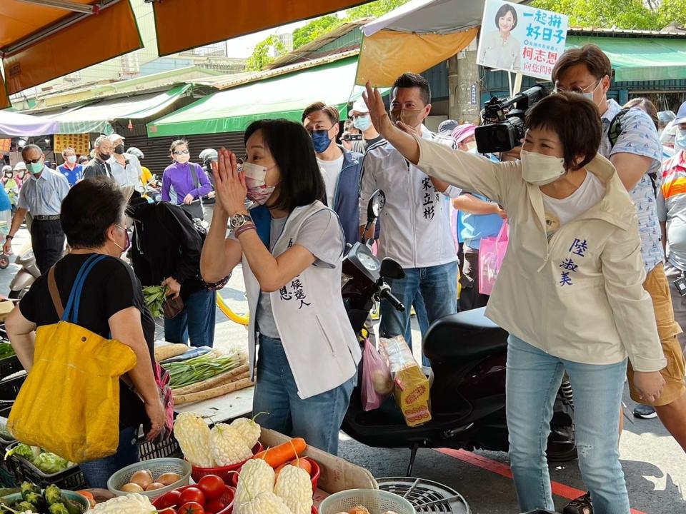 高雄市副議長陸淑美表示，她與市長參選人柯志恩，同年生，也都是孩子的媽媽，兩人逛菜市場，特別有感。（記者吳文欽攝）