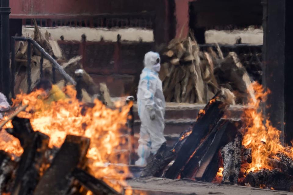 <div class="inline-image__title">1313476512</div> <div class="inline-image__caption"><p>At a crematorium in New Delhi, India, a man wearing PPE performs the last rites for a relative who died of COVID-19, April 20 2021.</p></div> <div class="inline-image__credit">Anindito Mukherjee/Getty Images</div>