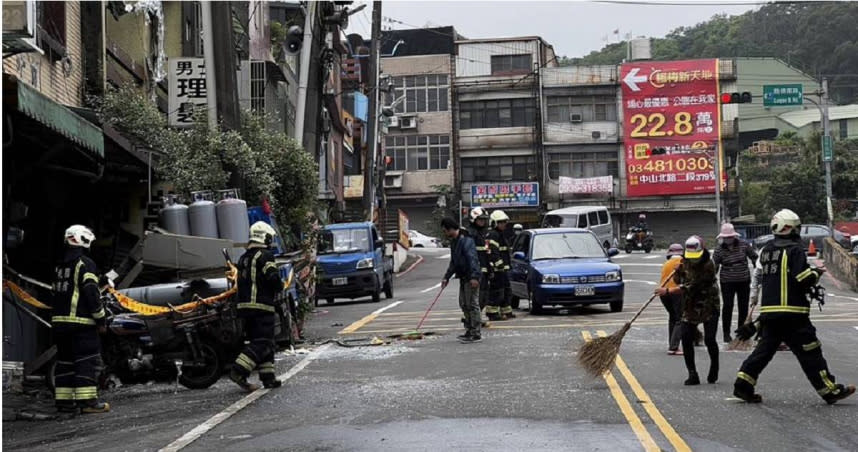 桃園瓦斯行驚傳氣爆，消防人員緊急到場救援。（圖／翻攝畫面）