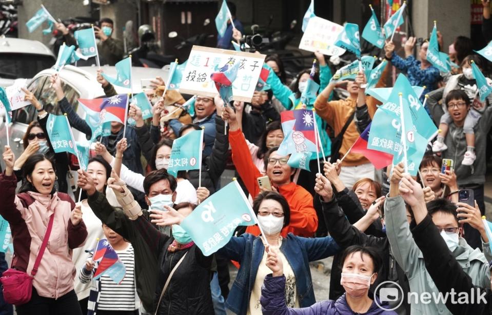 民眾黨總統候選人柯文哲今(7)早在高雄市區掃街拜票，支持者在路旁向柯文哲加油打氣。   圖：張良一 / 攝