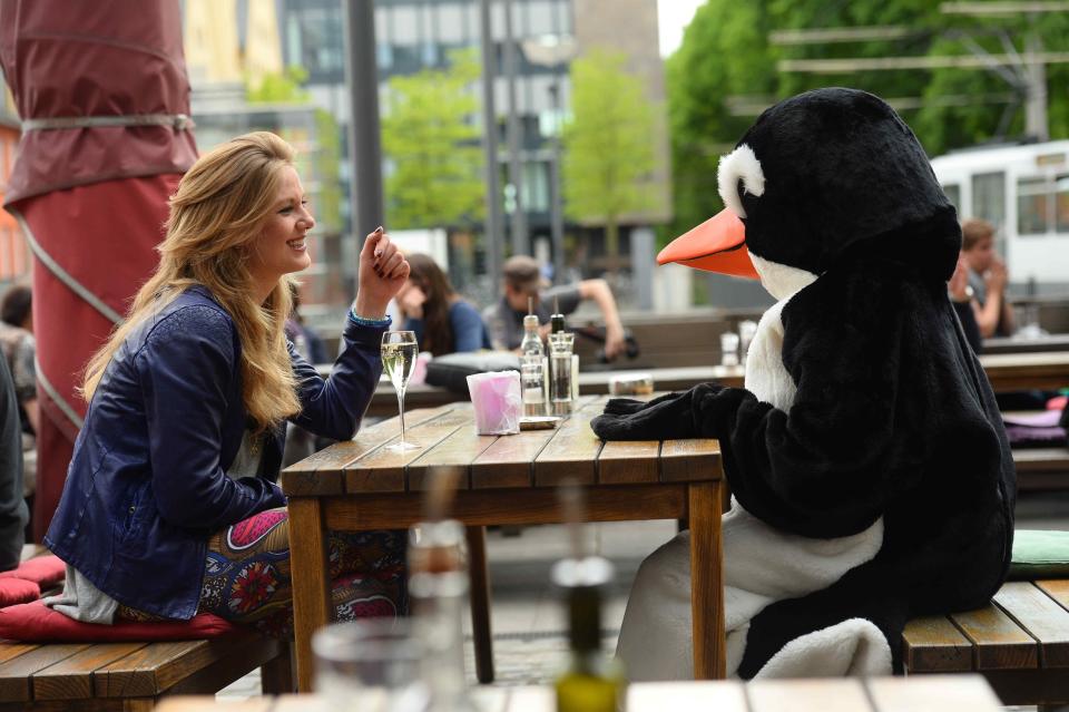 Hübsch, der Pinguin! Aber wie sieht der Kerl unter dem Gefieder aus? Katharina (26) wird es am Ende erfahren (Bild: ProSieben / W. Weber).