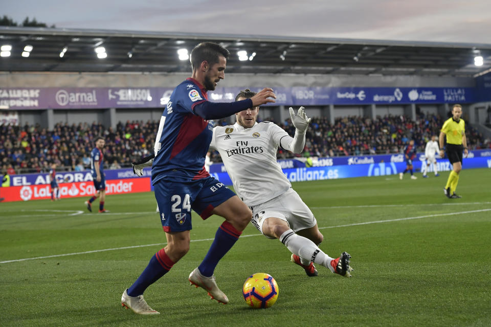 Huesca pushed Real but remain bottom while the visitors move into the top four (AP)