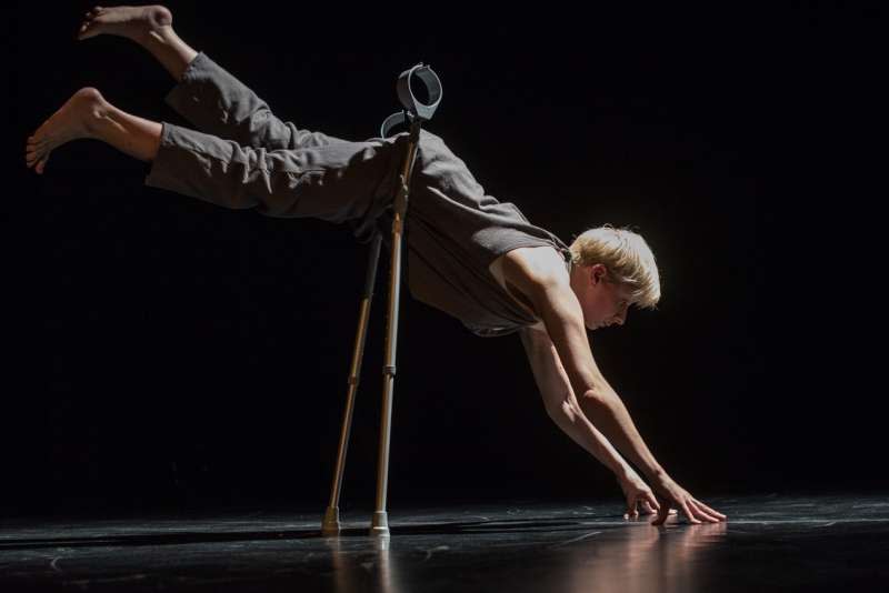 英國身障表演藝術《給我一個活下去的理由》展現不可思議的美麗與驚人力量。（圖／兩廳院【2017舞蹈秋天】提供）