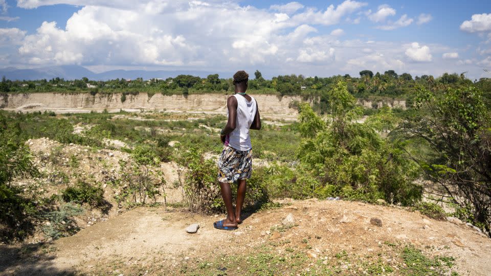 Overlooking a riverbed in the direction of the territory of Haitian gang 400 Mawozo on April 18, 2024. - Evelio Contreras/CNN