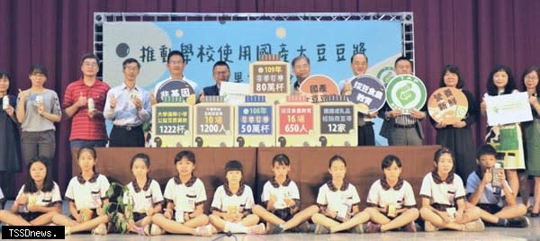 農糧署副署長姚志旺分享推動國產豆漿入校園成果，也鼓勵更多學校響應加入訂購國產豆漿行列。（記者李嘉祥攝）