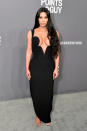 Kim Kardashian se adelantó a J.Lo y llevó este look en la gala amfAR 2019. La empresaria suele confiar su pelo a Violet Teriti, experta en extensiones que posee un salón de belleza en Los Ángeles. (Foto: Michael Loccisano / Getty Images)