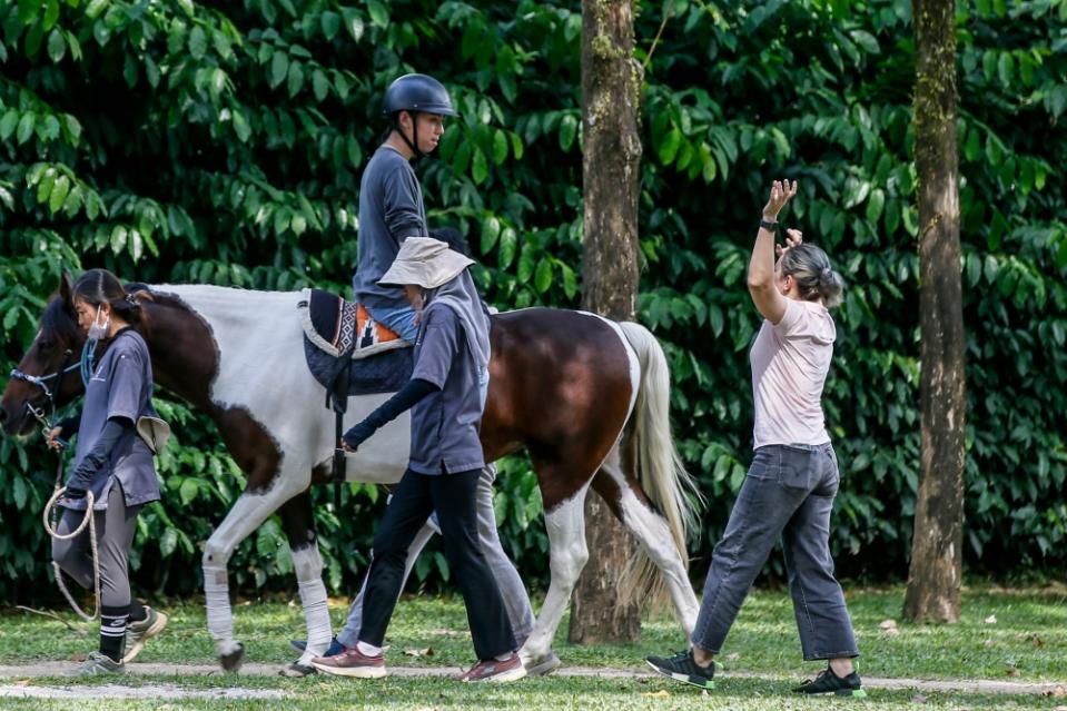 Nuridiyana Idros, co-founder of Happy Farms Hippotherapy (right) giving instructions on horse riding to Malay Mail reporter as part of the introduction to hippotherapy at Happy Farms Hippotherapy in Putrajaya, December 10, 2023. — Picture by Hari Anggara