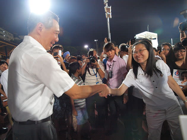 Lee had overwhelming support as the crowd swamped towards him at the stadium tracks. (Yahoo! Singapore/ Alvin Ho)