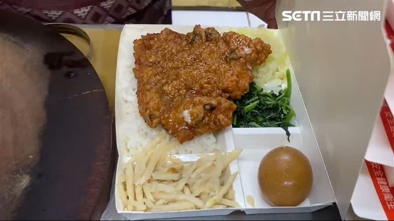 彰化市排隊名店「皇家排骨飯」四菜一肉，每天都有顧客大排長龍，今年從90元一口氣漲價ˋ到100元，讓顧客大喊吃不消。(圖／翻攝畫面)