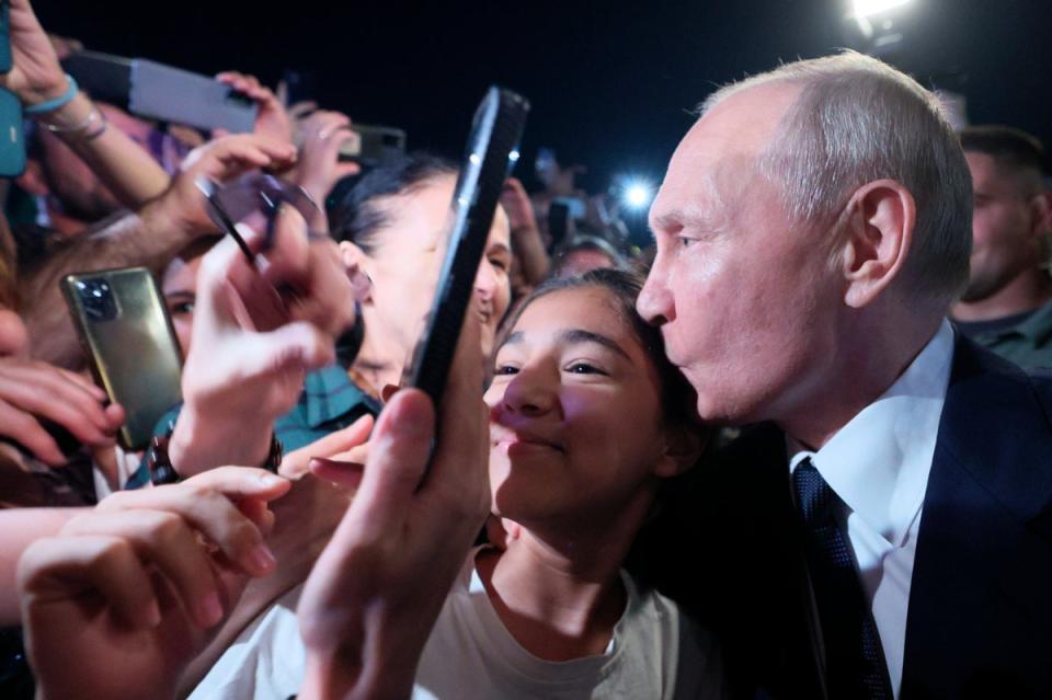 Putin appears to pose for selfies during the meet-and-greet (AP)
