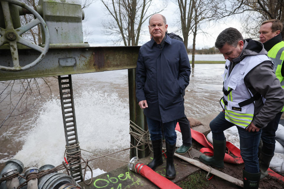 Bundeskanzler Olaf Scholz - hier vor einigen Monaten im Hochwassergebiet Sachsen-Anhalt - will ins Saarland reisen, um sich ein Bild zu machen) (Symbolbild: Jan Woitas/dpa)