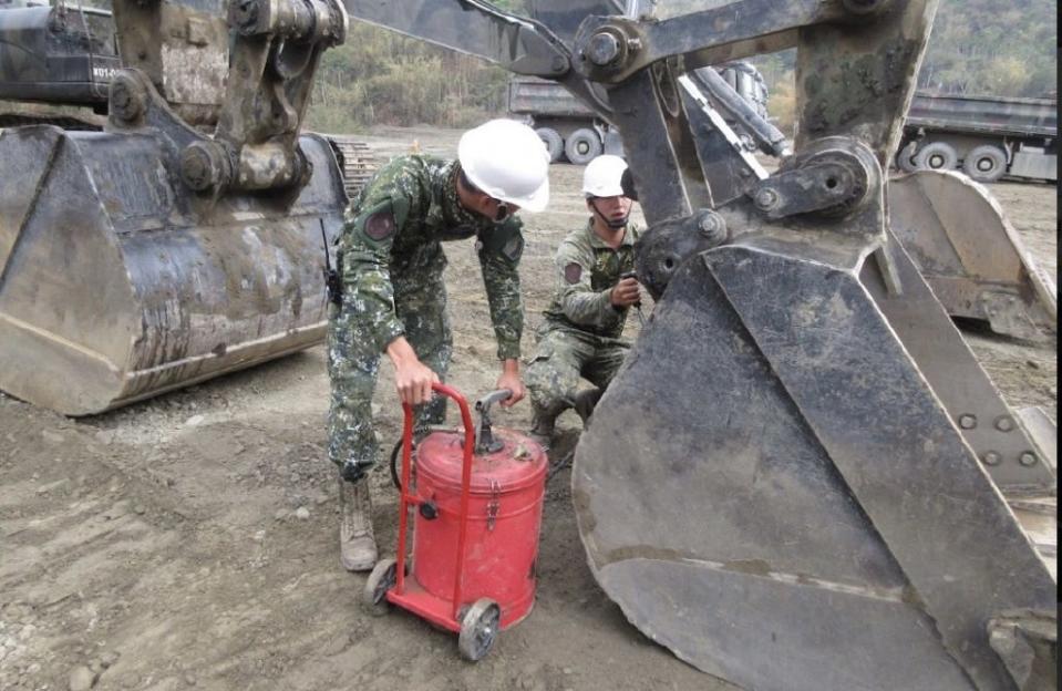 國軍協助水庫清淤，同時也訓練機具操作。（記者張淑娟攝）